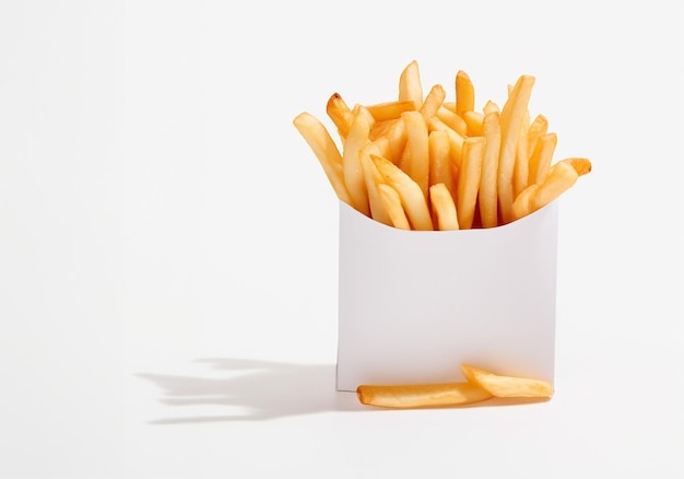 Patatas fritas en envase blanco
