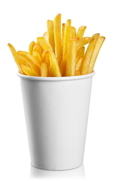 patatas fritas en un envoltorio de papel sobre un fondo blanco
