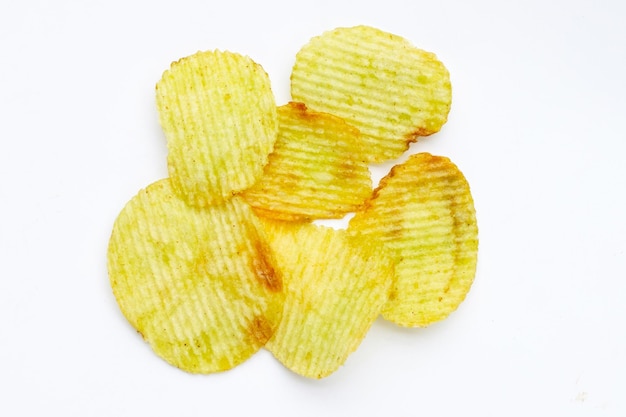 Patatas fritas en el fondo blanco