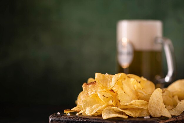 Patatas fritas fritas con una jarra de cerveza ligera