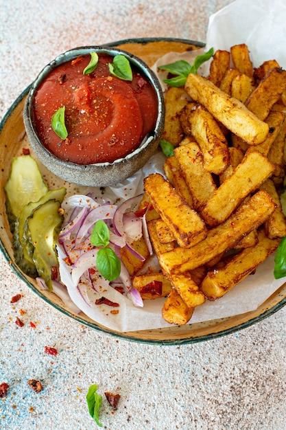 Foto patatas fritas con hierbas y especias