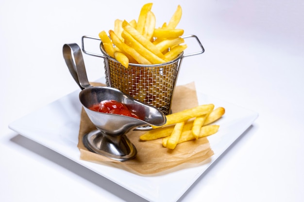 Patatas fritas con ketchup comida rápida comida apetitosa en un menú de fondo blanco en el restaurante