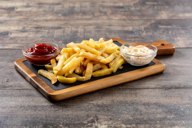 Patatas fritas con ketchup y mahonesa