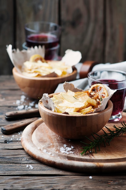 Patatas fritas con limón y romero