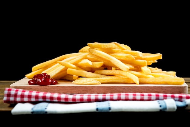 Patatas fritas en la mesa en casa