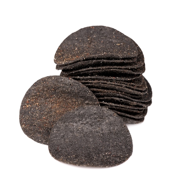 Patatas fritas negras aisladas sobre fondo blanco. Fichas negras con carbón activado y pimiento rojo.