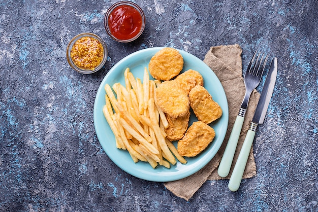 Patatas fritas y nuggets de pollo