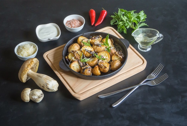 Patatas fritas con pan de centavo en una sartén de hierro fundido. Cocina rústica.