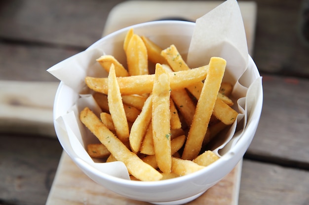 Patatas fritas papas fritas sobre fondo de madera