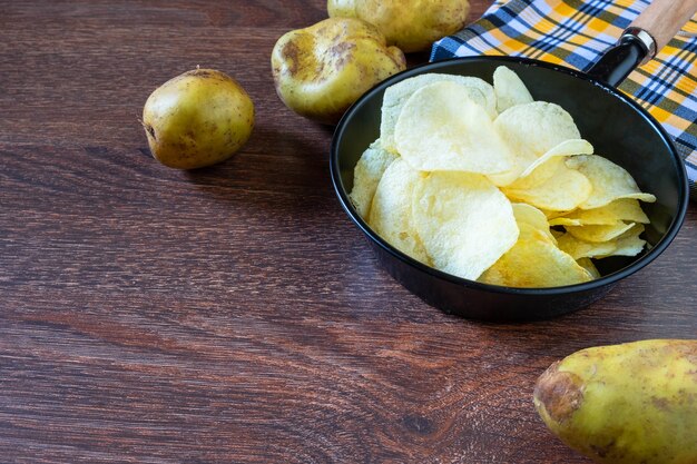 Patatas fritas y patata cruda