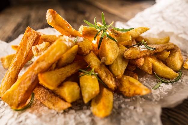 Patatas fritas. Patatas fritas caseras con sal y romero.