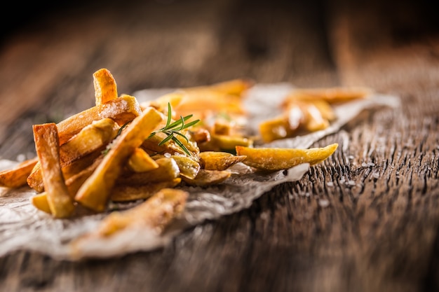 Patatas fritas. Patatas fritas caseras con sal y romero.