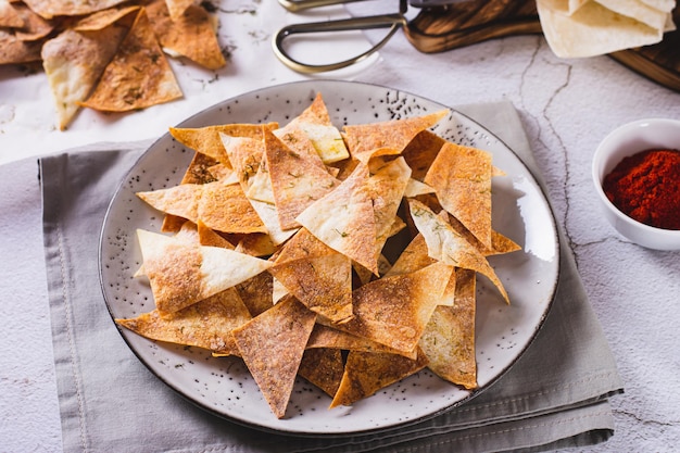 Patatas fritas picantes con pimentón y eneldo de tortilla en un plato