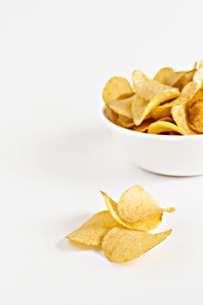 Patatas fritas en un plato blanco aislado