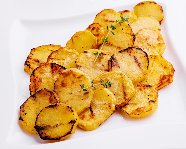 Foto patatas fritas en un plato blanco