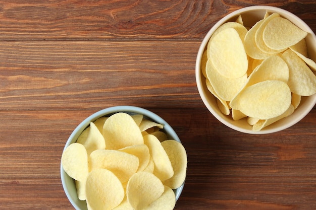 Patatas fritas en un plato sobre un fondo de color vista superior