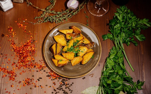 Patatas fritas en un plato sobre una mesa de madera