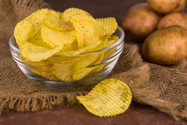 Patatas fritas en un plato transparente Primer plano