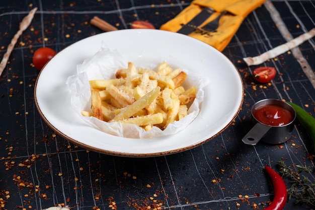 Patatas fritas con queso parmesano