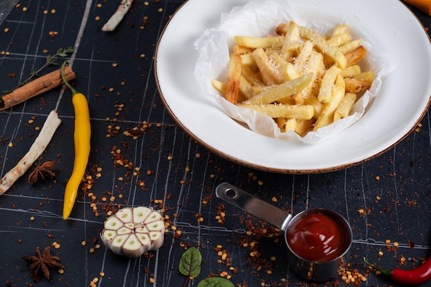 Foto patatas fritas con queso parmesano