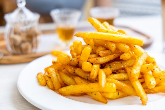 Patatas fritas con queso en el restaurante