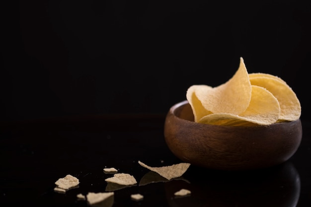 Patatas fritas en un recipiente de madera aislado