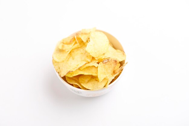 Patatas fritas en un recipiente sobre fondo blanco.
