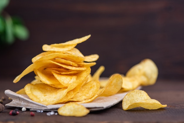 Patatas fritas en un recipiente sobre una madera