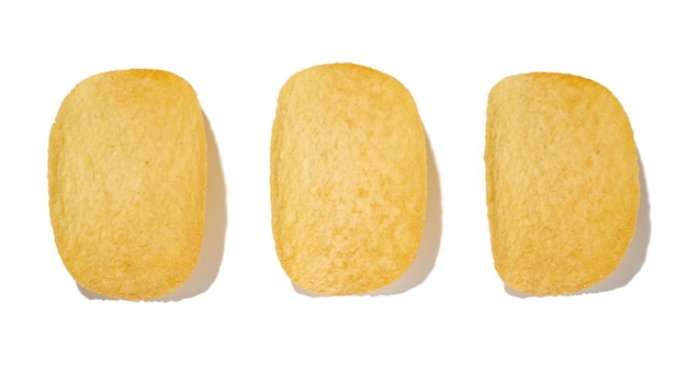 Patatas fritas redondas con pimentón aislado sobre fondo blanco snack