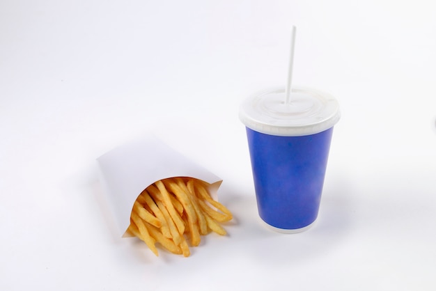 Patatas fritas y refresco de los alimentos de preparación rápida aislados en el fondo blanco.