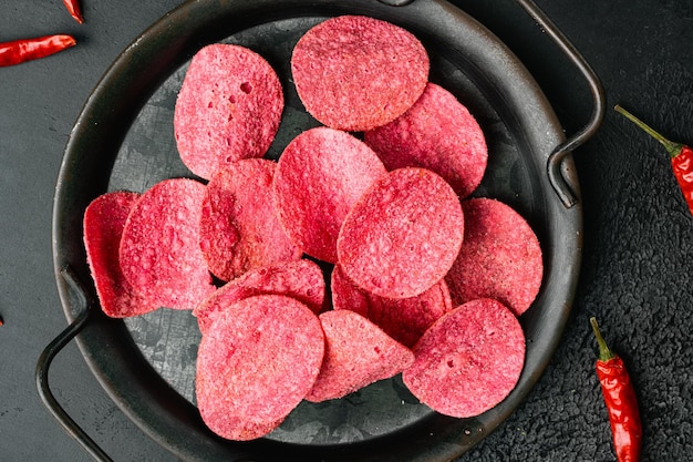 Patatas fritas rojas sobre fondo de mesa de piedra oscura negra vista superior plana