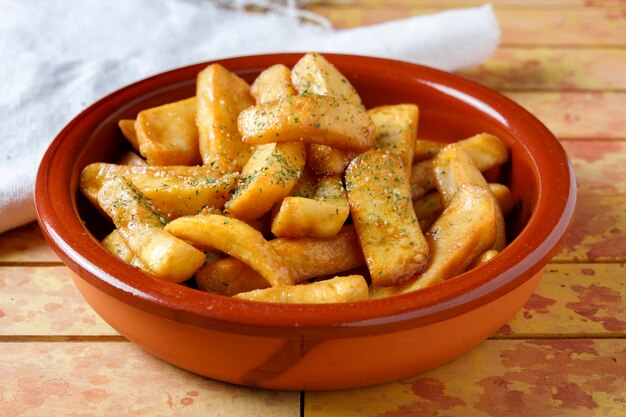 Patatas fritas con sal, perejil y romero