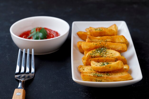 Patatas fritas con sal, perejil y romero