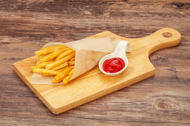 Patatas fritas con salsa de tomate