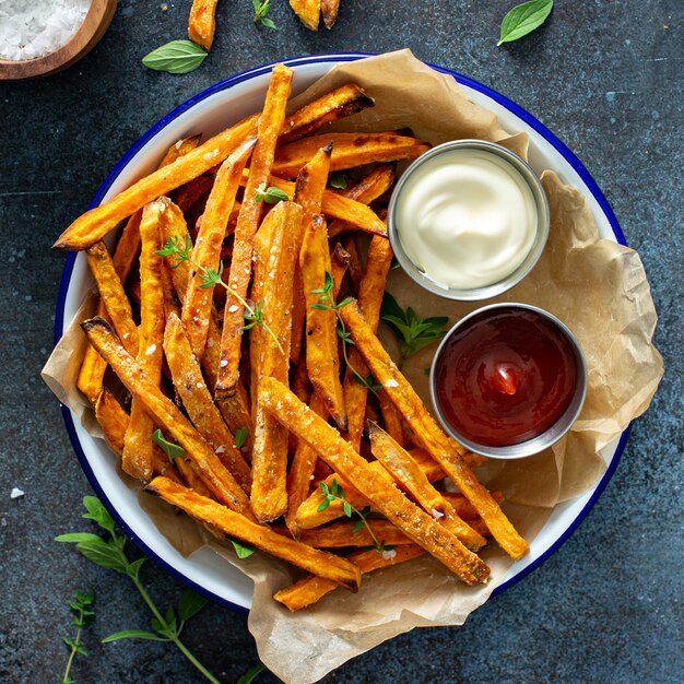 Patatas fritas con salsas