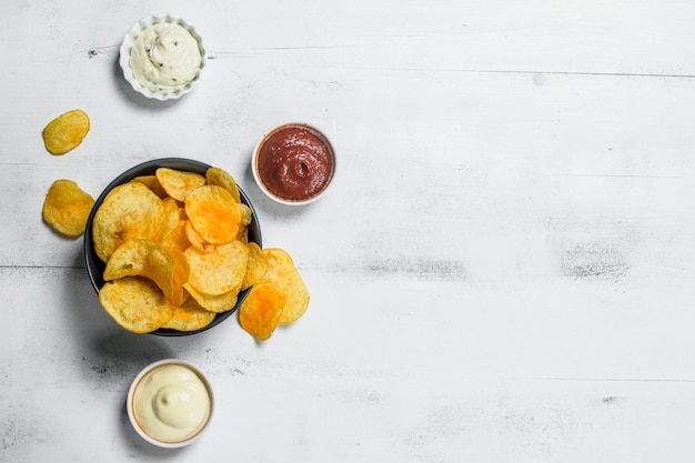 Foto patatas fritas con salsas