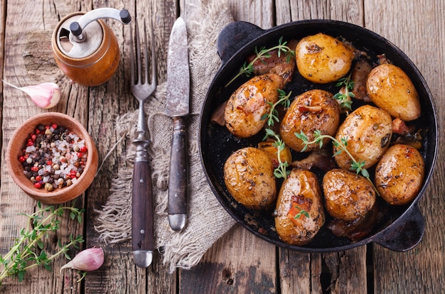 Patatas fritas en una sartén. Con ajo, panceta.