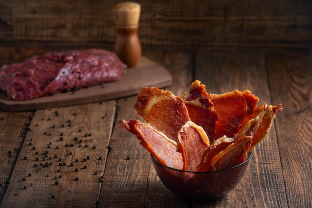 Patatas fritas secas de carne preparadas sobre un fondo de madera marrón