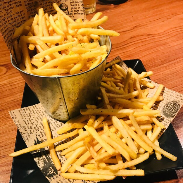 Foto patatas fritas servidas en la mesa