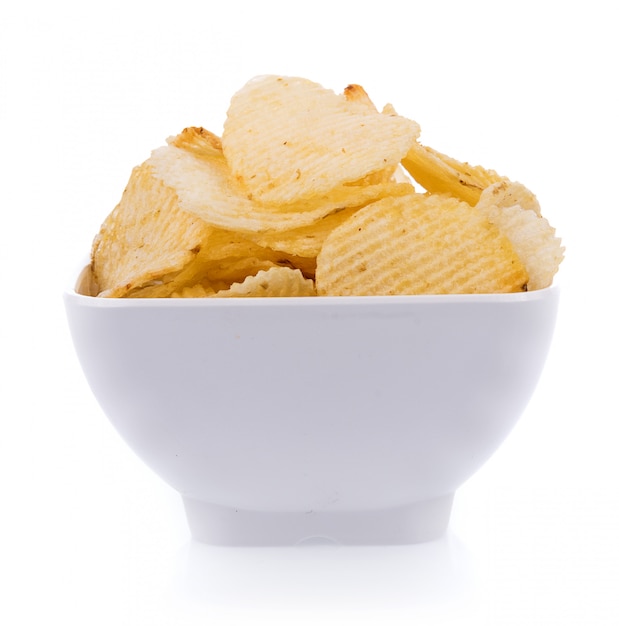 Foto patatas fritas en un tazón aislado en blanco