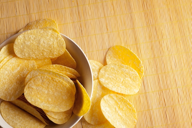 Patatas fritas en un tazón sobre una mesa