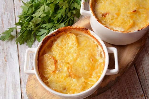 Patatas gratinadas en cocotte blanco para hornear