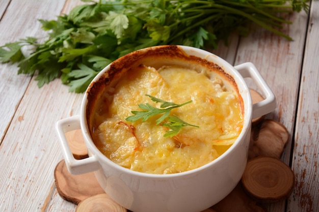 Patatas gratinadas en cocotte blanco para hornear