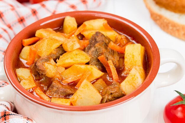 Patatas guisadas con carne zanahorias y tomates