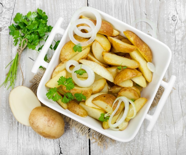 Patatas guisadas en un cuenco de cerámica blanca