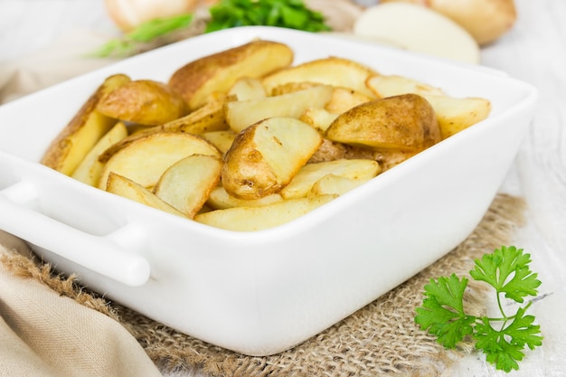 Patatas guisadas en un cuenco de cerámica blanca