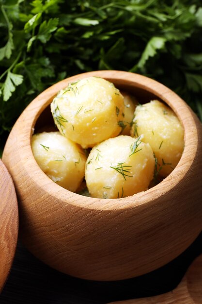 Patatas hervidas con eneldo en una olla en la mesa de cerca