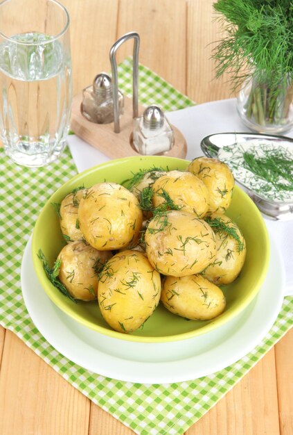 Patatas hervidas en platos sobre servilletas sobre mesa de madera