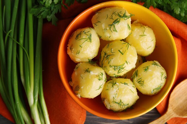 Patatas hervidas con verduras en un tazón en la mesa de cerca