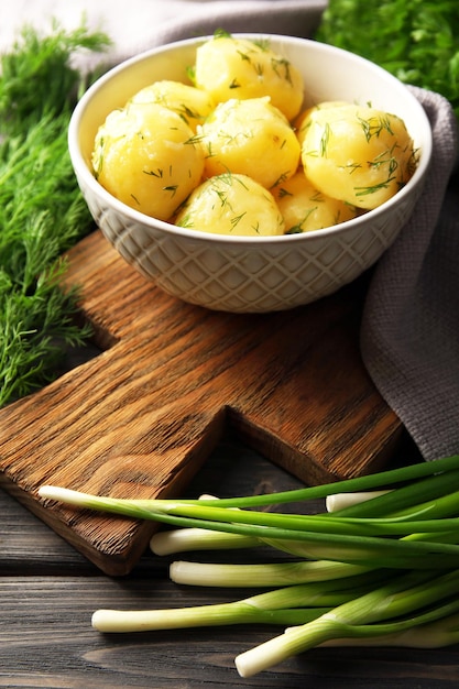 Patatas hervidas con verduras en un tazón en la mesa de cerca